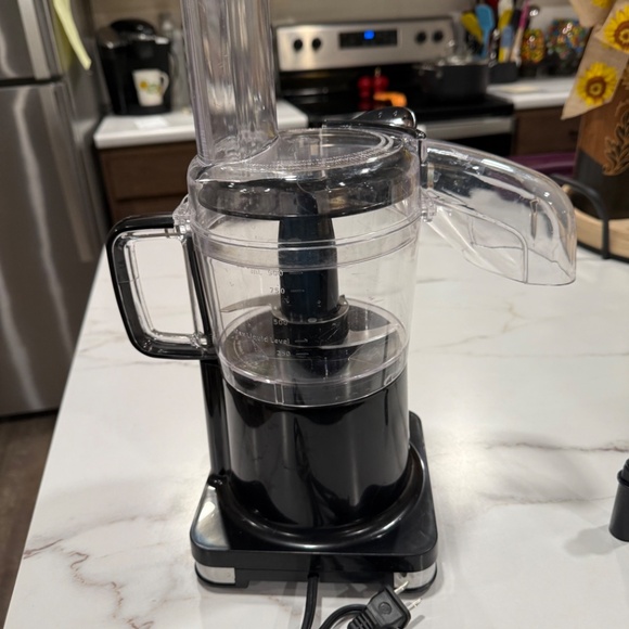 Oster Food Processor FPSTFP4010 4-Cup Continuous Flow Mini Food Processor, Black - Picture 2 of 6